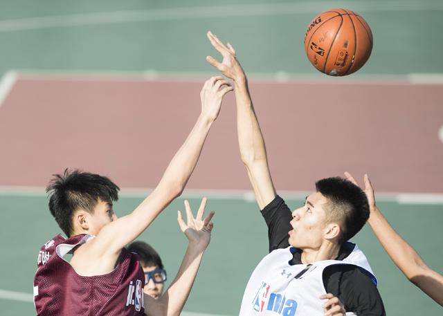特洛伊卡林顿，一位前职业足球活动员，在他的体育生活生计俄然竣事后回到本身的村落小镇，并被说服指点不幸确当地足球队，雄鸡队。